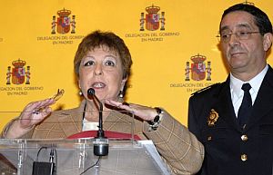 La delegada del Gobierno en Madrid, Soledad Mestre, y el comisario jefe de Alcorcn, Flix Cortzar. (Foto: EFE)