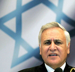 El presidente israel, Moshe Katzav, durante un acto en Berln en 2005. (Foto: AP)