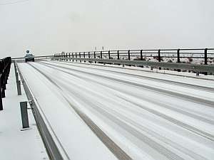 La carretera andaluza A-92, con nieve en la calzada. (Foto: EFE)