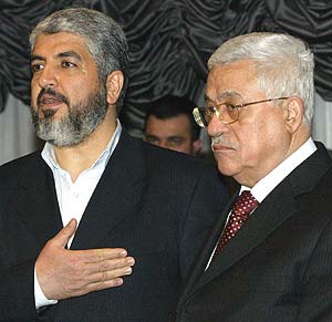 Haled Meshal y Abu Mazen, tras la reunin que mantuvieron en Damasco. (Foto: AFP)