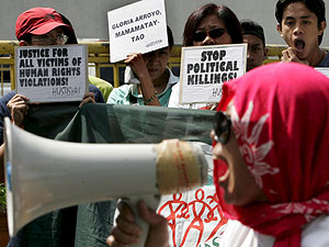 Manifestantes filipinos gritan consignas y sostiene pancartas contra la presidente filipina Gloria Macapagal-Arroyo. (Foto: EFE)