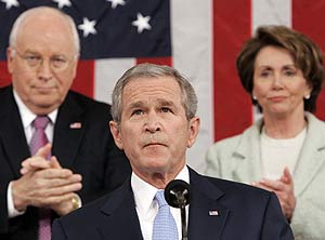 Bush, durante su discurso entre Dick Cheney y Nacy Pelosi. (Foto: AP)