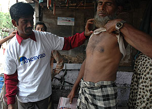 Un trabajador de Anesvad con enfermos de lepra. (Foto: ANESVAD)