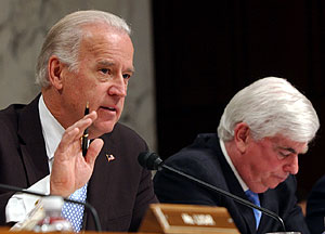 Los senadores demcratas Joe Biden y Chris Dodd, durante el debate. (Foto: AP)