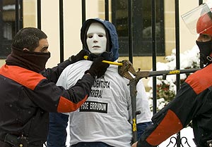 Uno de los encandenados al Parlamento vasco detenido. (Foto: EFE)