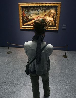 Una visitante contempla 'El verano', uno de los cuadros que forman parte de la exposicin. (Foto: EFE)