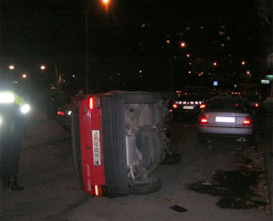 Imagen del coche volcado en una de las calles de Alcorcón. (Foto: José Manuel Bustamante)