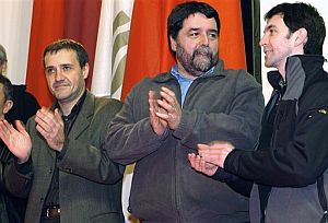 Joseba Alvarez (centro), junto a Larralde, durante el mitin en Francia. (Foto: AP)