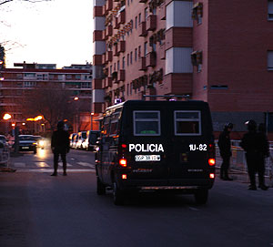Un furgn policial y varios de los agentes desplegados. (Foto: Juan Manuel Gonzlez)