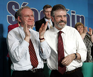 Martin McGuinness y Gerry Adams celebran la decisión. (Foto: REUTERS)