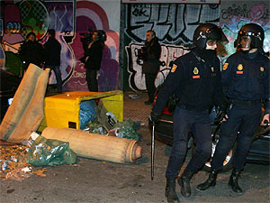 Varios policas durante el despliegue el sbado en Alrcocn. (Foto:AFP)
