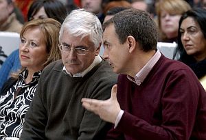 Zapatero habla con Barreda durante el mitin en Albacete. (Foto: EFE)