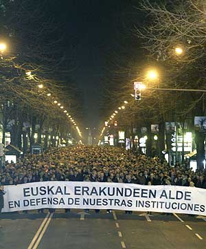 Vista de la manifestación convocada por PNV, EA, EB y Aralar en Bilbao. (Foto: REUTERS)