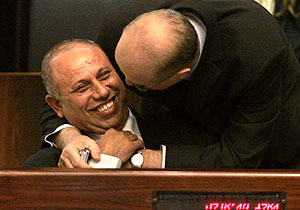 Raleb Majadele es felicitado por un diputado tras su nombramiento como ministro. (Foto: AP)