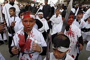 Nios iraques se flagelan con espadas hasta que su cabezas sangran, como parte de los ritos de la Ashura. (Foto: EFE)