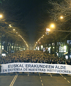 Imagen de la manifestación en Bilbao en apoyo al 'lehendakari'. (Foto: REUTERS)