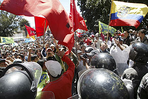 Miles de manifestantes frente al cordón policial. (Foto: REUTERS)