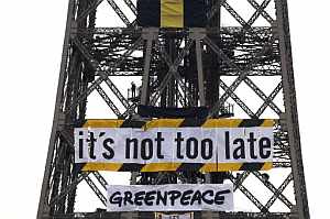 Cartel de Greenpeace en la Torre Eiffel durante la reunión del IPCC en Paris. (Foto: EFE)