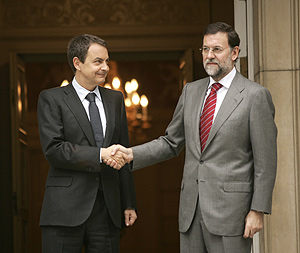 Zapatero y Rajoy, en una reunin en La Moncloa en enero. (Foto: Javi Martnez)