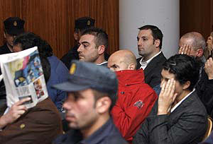 Suárez Trashorras y el resto de imputados, durante la primera vista del juicio. (Fotos: EFE)