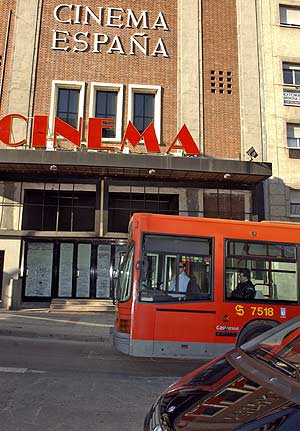 Fachada del edificio del cine Cinema Espaa, cerrado. (Foto: Paco Toledo)