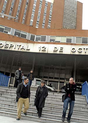 Fito Rodrguez, Laura Mintegi y Lutxo Egia, a la salida del hospital. (Foto: EFE)