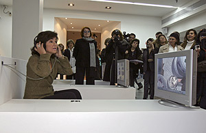 Carmen Calvo, con los cascos puestos, en una de las zonas interactivas. (Foto: Carlos Miralles)