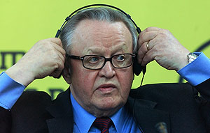 Martti Ahtisaari, en su comparecencia tras la reunión con el presidente serbio. (Foto: AFP)