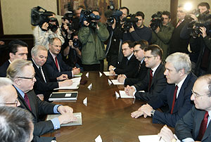 Ahtisaari, 3º por la izqa, habla con el presidente de Serbia, Boris Tadic, 2º por la dcha. (Foto: AP)