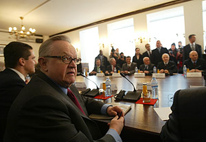 El enviado internacional, en el encuentro con los albanokosovares en Pristina. (Foto: AP)