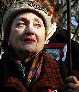 Una mujer llora en la concentración convocada en Belgrado para protestar por la presencia del enviado de la ONU. (Foto: REUTERS)