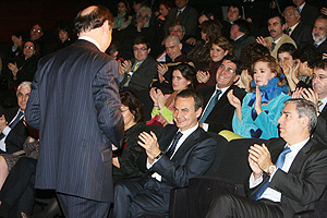 Zapatero aplaude tras las palabras de Pedro J. Ramrez. (Foto: Alberto Cullar).