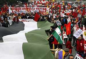 Miles de personas se manifiestan en Sevilla contra la reunión de la ...