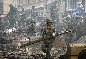 Soldados retirando escombros en Valparaso. (Foto: AP)