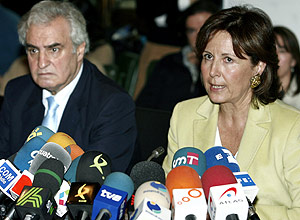Consuelo Crespo, presidenta de Unicef, y Enrique Mgica, Defensor del Pueblo, durante la presentacin del Informe. (Foto: EFE)