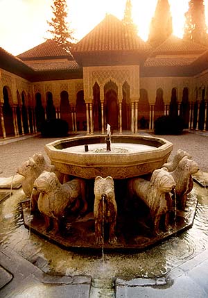 El Patronato inicia hoy la retirada de los leones de la Alhambra para su  restauración 