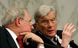 Los senadores John Warner (dcha.) y Carl Levin (izda.). (Foto: AFP)