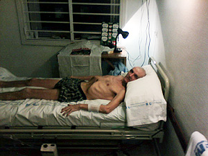 El etarra De Juana Chaos, en su cama del hospital Doce de Octubre, en una imagen cedida por 'The Times'.