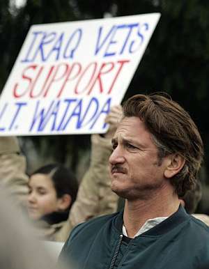 Sean Penn, con un grupo de manifestantes frente a la base militar de Fort Lewis. (Foto: AP)