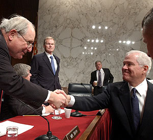 Robert Gates (dcha.) saluda al senador demcrata Carl Levin. (Foto: AP)