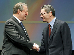 Gallardn saluda a Al Gore al inicio del encuentro. (Foto: EFE)