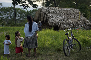 Una familia de Guatemala de pie, cerca de su casa. (Foto: REUTERS)