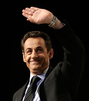 Nicolas Sarkozy saluda a sus seguidores durante un mitin. (Foto: AP)