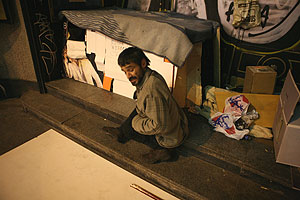 Un indigente en las calles de Madrid. (Foto: A. Xoubanova)