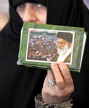 Una mujer iran muestra una fotografa del lder supremo, Ali Jamenei. (Foto: EFE)
