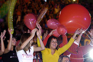 Pblico del concurso de murgas adultas del Carnaval de Santa Cruz de Tenerife 2007. (Foto: EFE)
