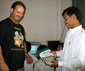 El informático español Javier Solá (izq.), en una escuela de Camboya. (Foto: R. M. T.)