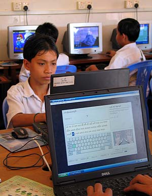 Niños camboyanos utilizan uno de los programas traducidos por el proyecto. (Foto: R. M. T.)