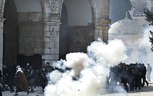 Policas israeles lanza gases lacrimgenos en la Explanada de las Mezquitas. (Foto: AFP)