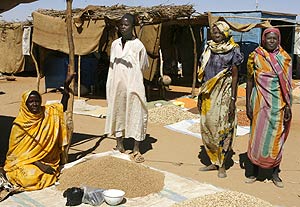 Tenderete callejero en un campo de desplazados en Darfur. (Foto: EFE)